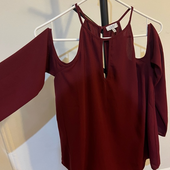 Tobi maroon chiffon top with shoulder cutouts sz XS - Picture 5 of 12